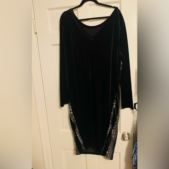 Velvet and sequin Holiday Dress - Picture 2 of 4